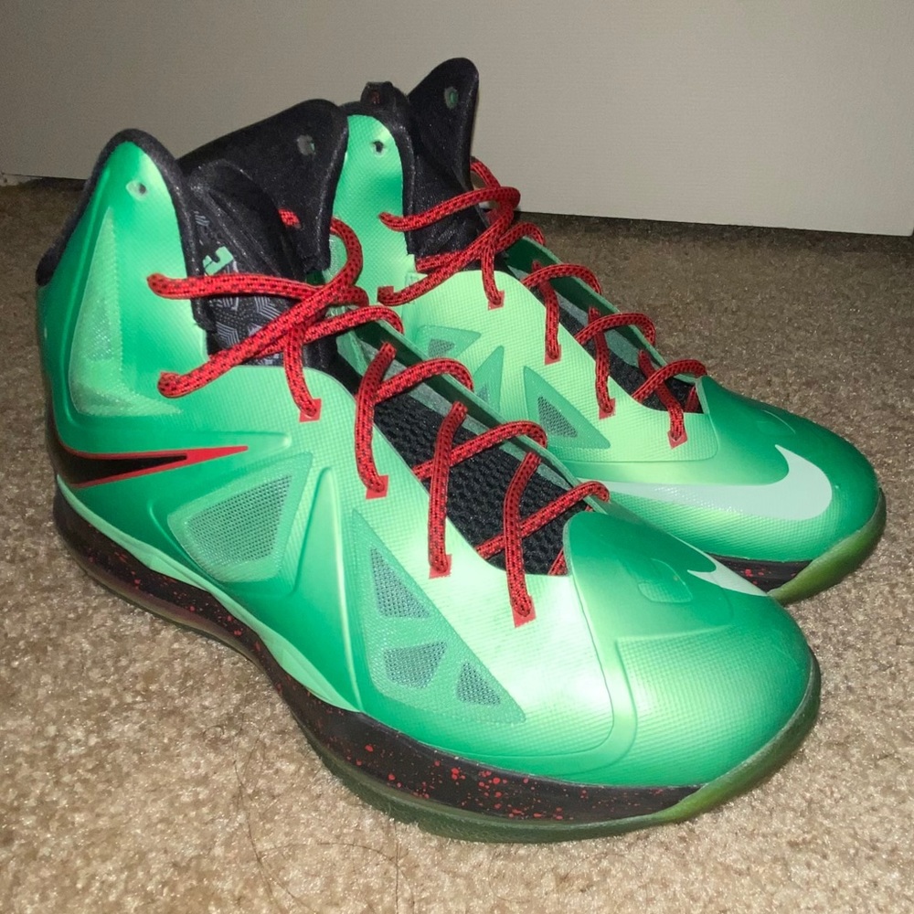 Lebron James X Jade. Size 6.5Y or 8 Ladies.